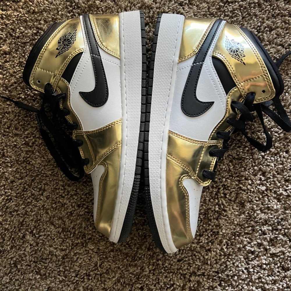 Jordan 1 mids. GS size 6.5 Gold/black/white